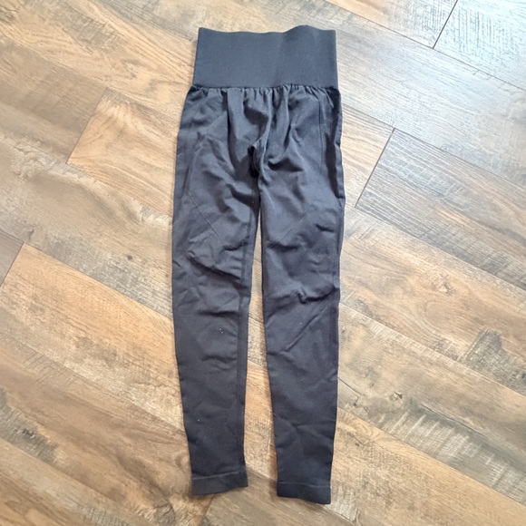 Halara Seamless flow ultra-sculpt butt lifting capri bundle xs in Gray - Picture 6 of 8